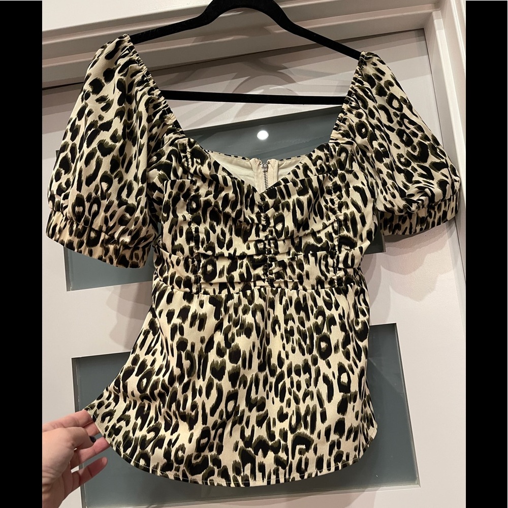 PRICE DROP ⬇️⬇️Adorable top with so many beautiful feature